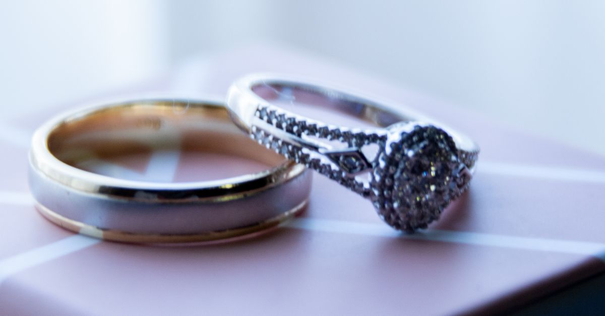 Embracing Minimalism: Unique Setting Styles for Modern Brides