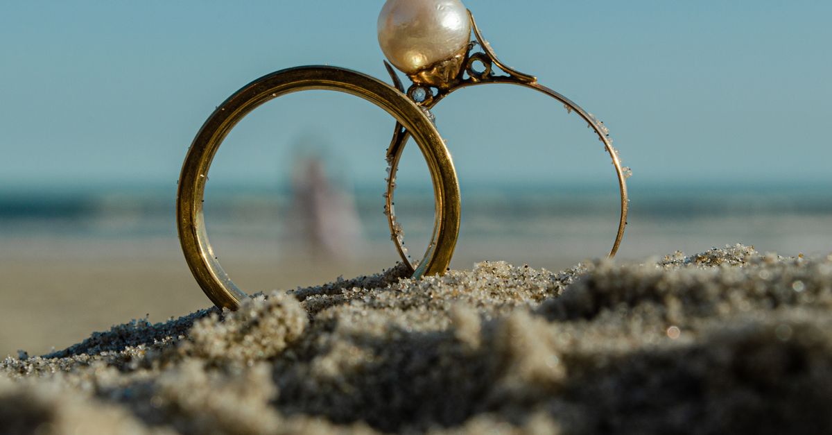 The Allure of Retro Vintage Engagement Rings from the 1950s